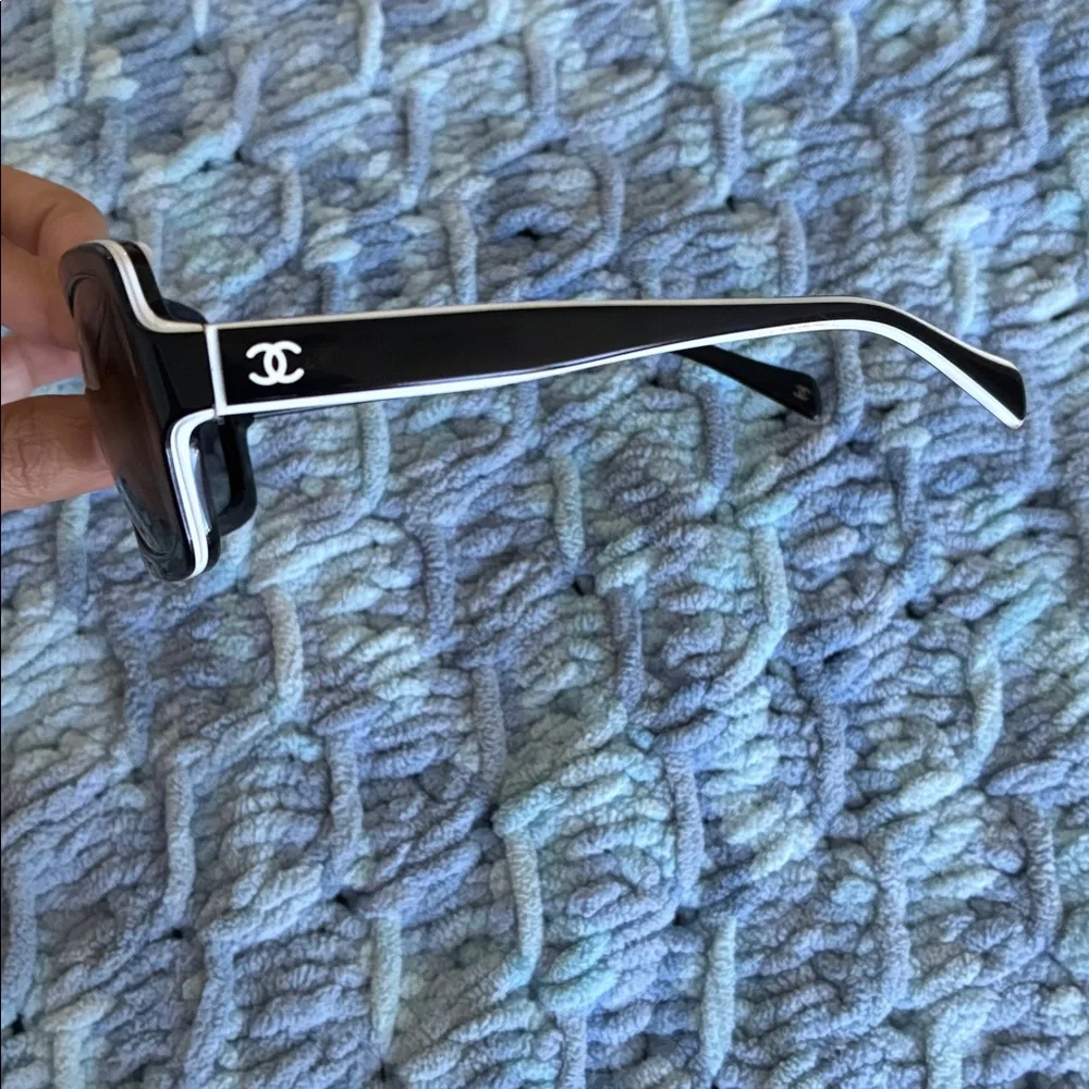 CHANEL Black Sunglasses with case - Picture 3 of 8